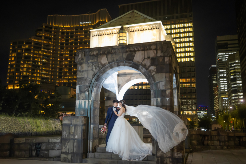 背景の灯りがお二人を演出♪