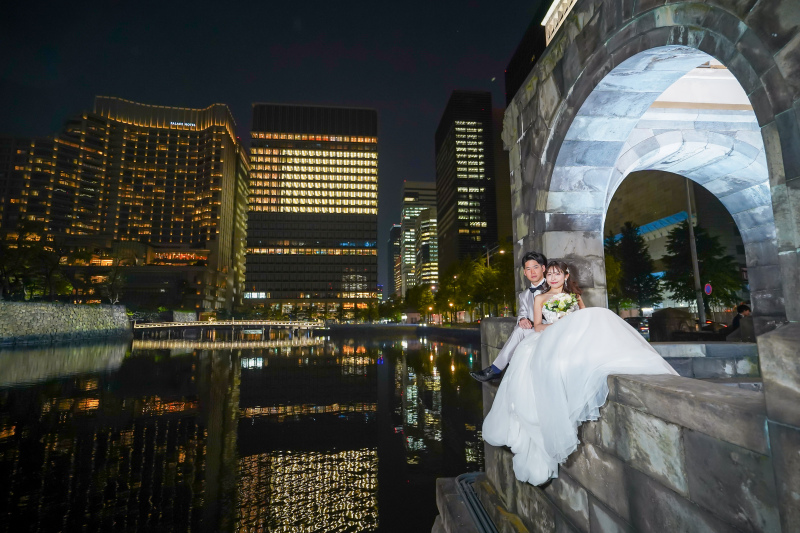 背景の建物の明かりが煌びやかな1枚