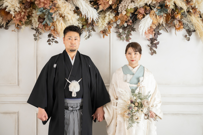 白い壁とドライフラワーで撮影。