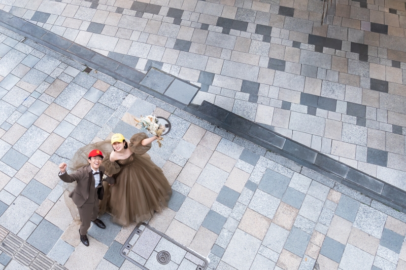 石畳の上で手を挙げた二人の解放感