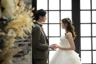 二人だけの特別な瞬間を。スタジオで前撮り撮影を楽しみませんか？