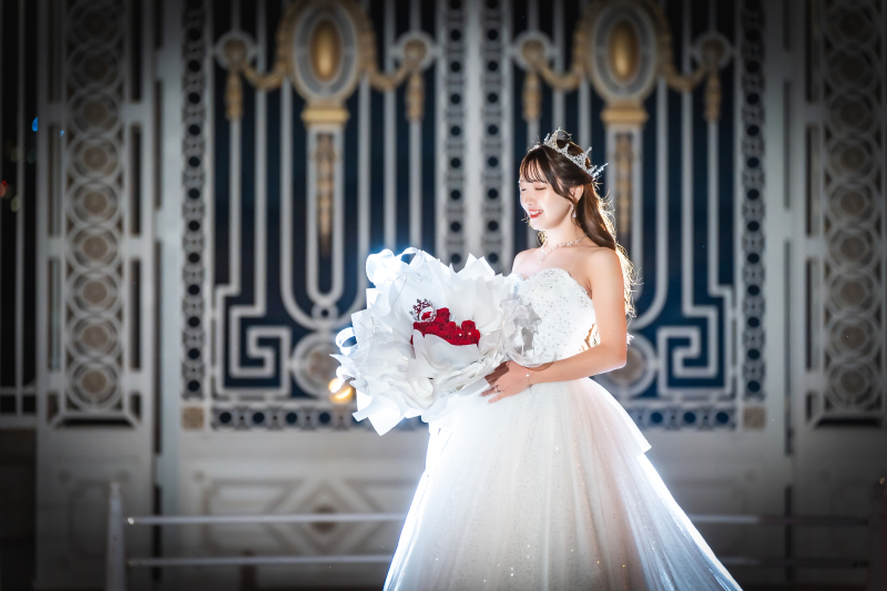 大輪のブーケを抱えた立ち姿