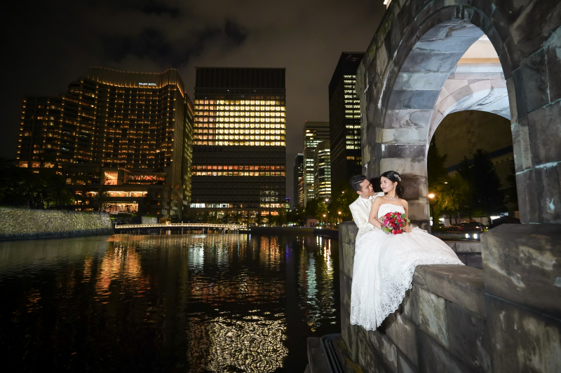 背景のビルの明かりが反射して