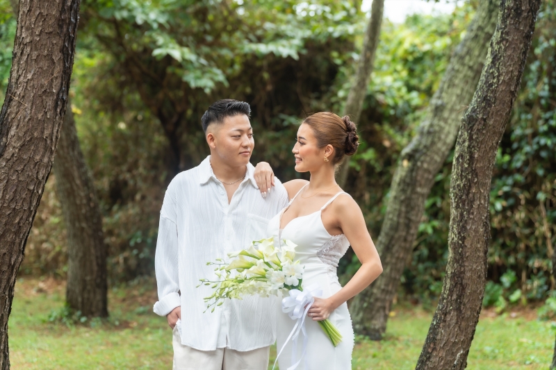 視線を交わして立ち止まる横並びの配置