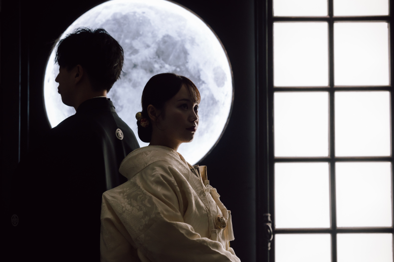 障子やお月様をバックに