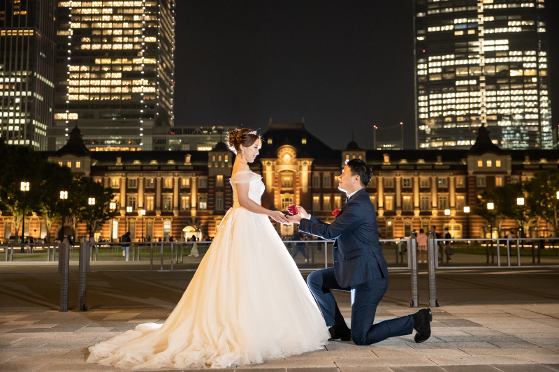 東京駅前を背景のプロポーズショット♪