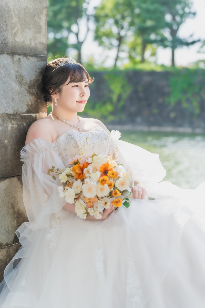 腰掛けた姿に表れる安定感