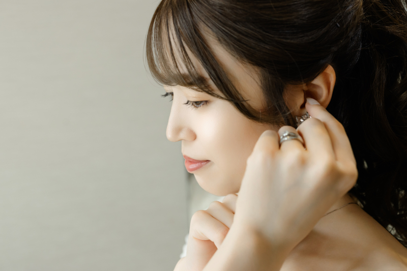 耳元にそっと触れる新婦様の横顔