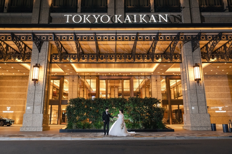 並んで立つふたりを包むやわらかな外灯