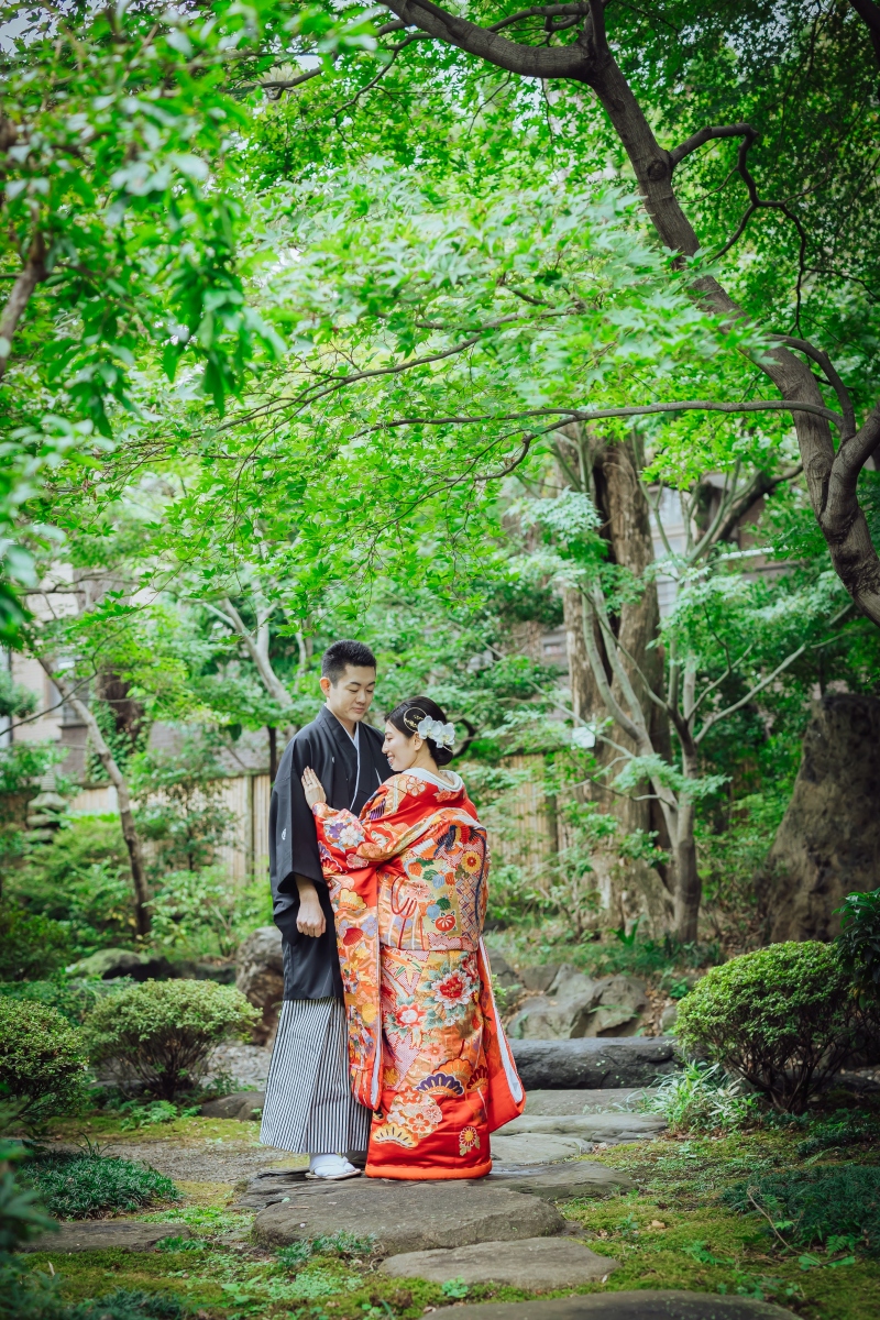 足元を揃え視線が交わる途中