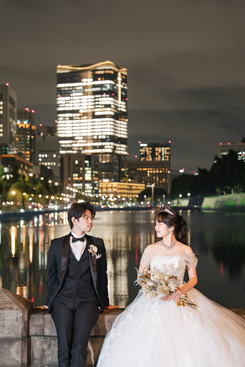 川沿いに立つふたりの夜景シーン