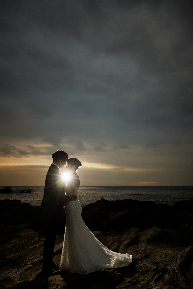 逆光の光が差し込む夕暮れの佇まい