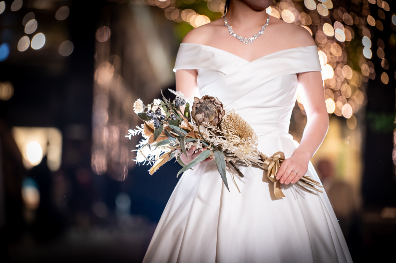 手に宿る野の花束