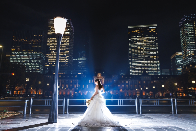 街灯の横でドレスをふわっと広げて