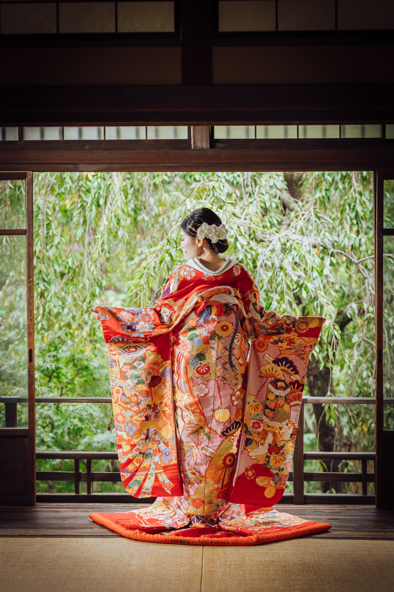 両袖を広げた姿勢の凛とした張り