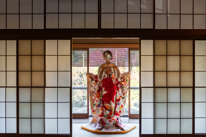 障子の額縁に収まる色打掛の存在感