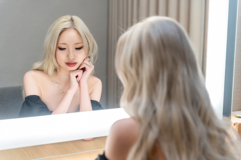 頬に手を添えて鏡と向き合う新婦様