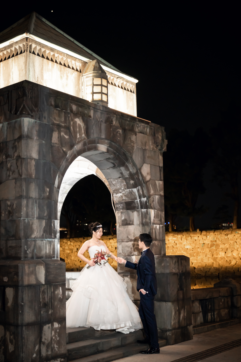 門から二人が登場!