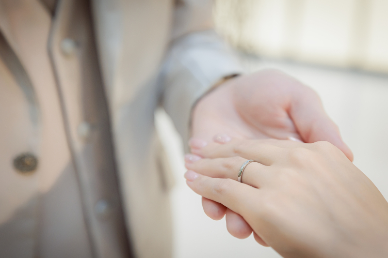 触れ合う指が弾む指輪のひととき