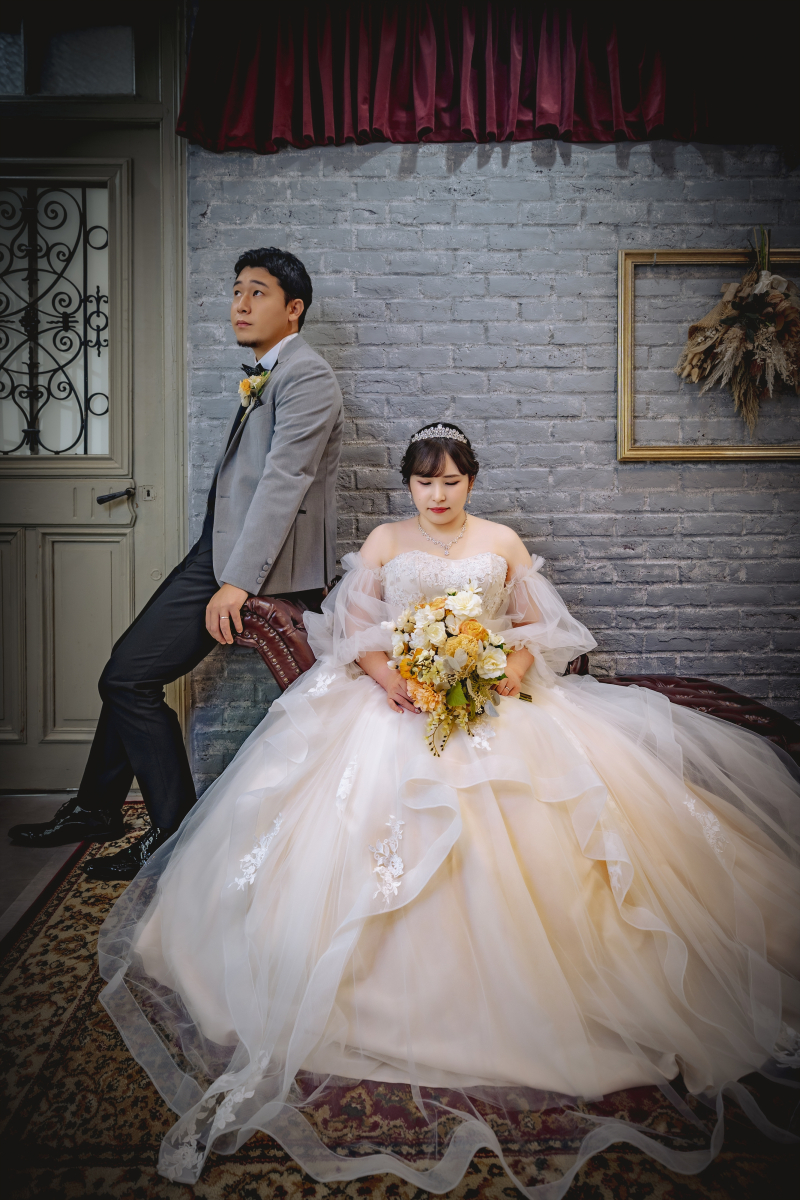 視線を落とした落ち着いた佇まい