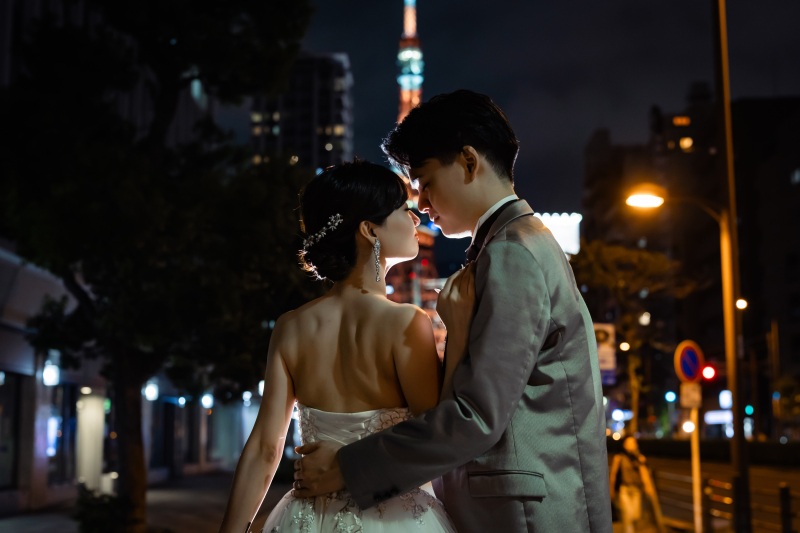 街の灯りを背に、そっと見つめ合うふたり