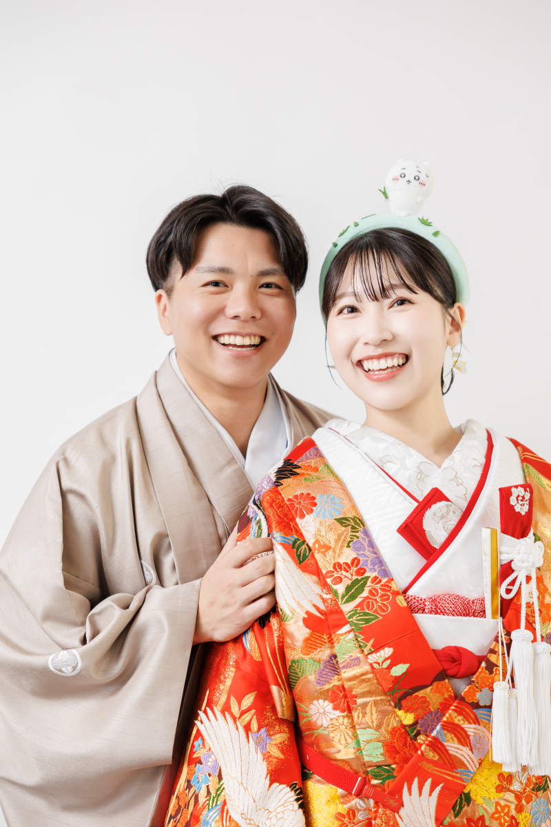 並んで腕を回し笑みがいっぱいにあふれる