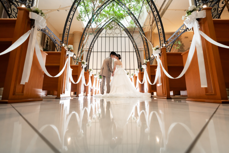 鏡面の床に映るふたりのキスシーン