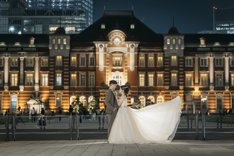 見つめ合いトレーンをパサっと♡