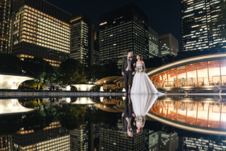 和田倉門から噴水公園まで、光に包まれる洋装ナイトロケーション