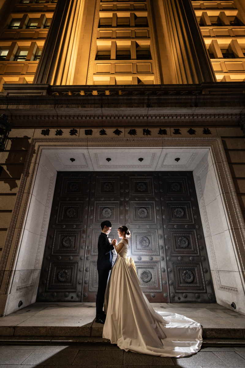 重厚な扉の前にて