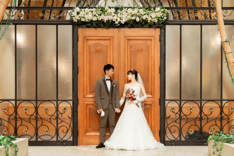 チャペル正面で手をつなぐ新郎新婦様