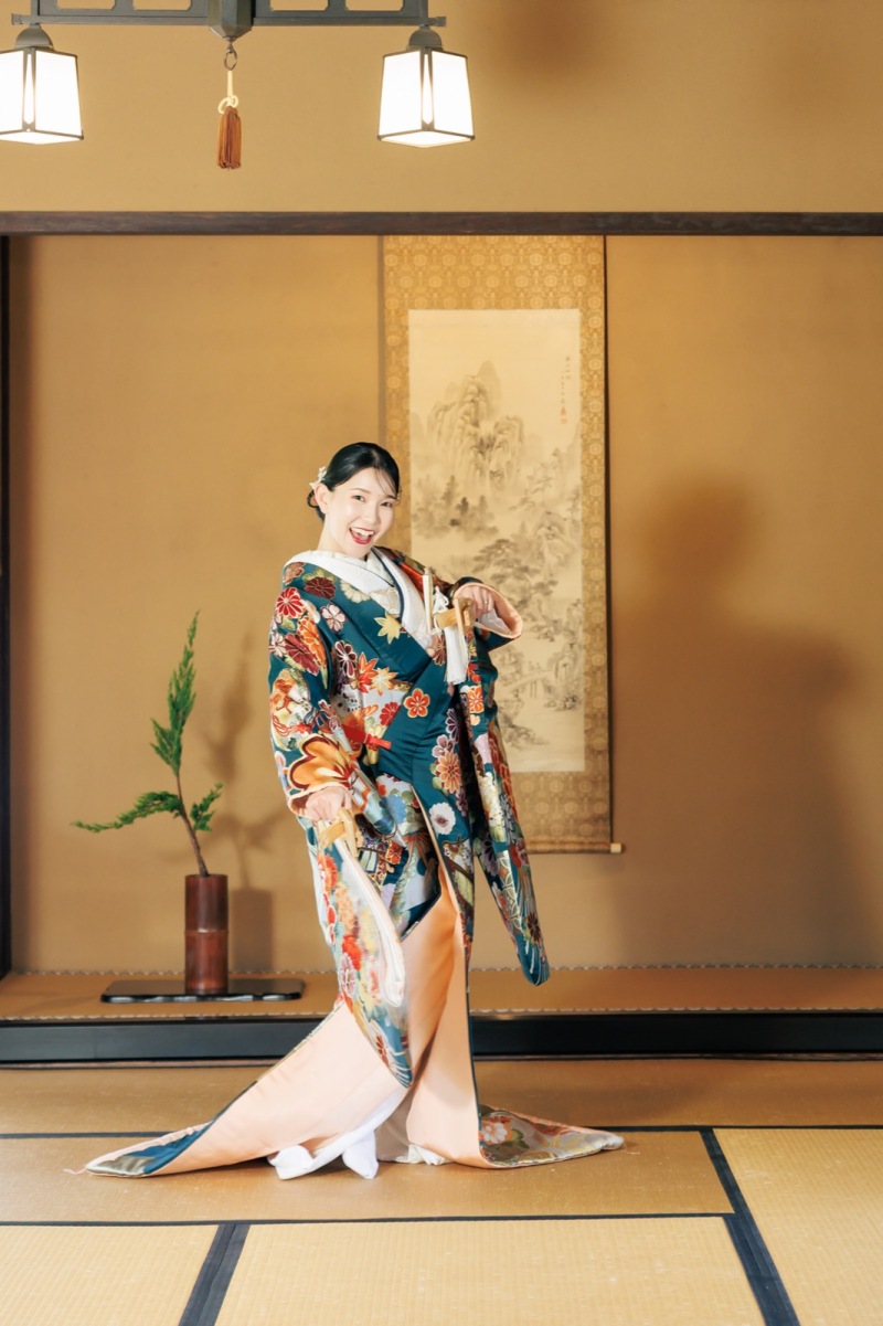 打掛を広げるあでやかな佇まい
