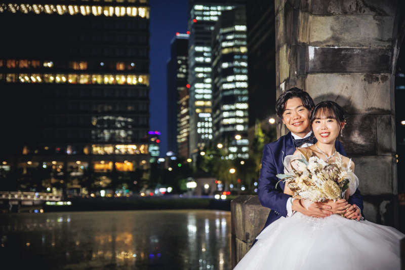 東京のビル群を背に