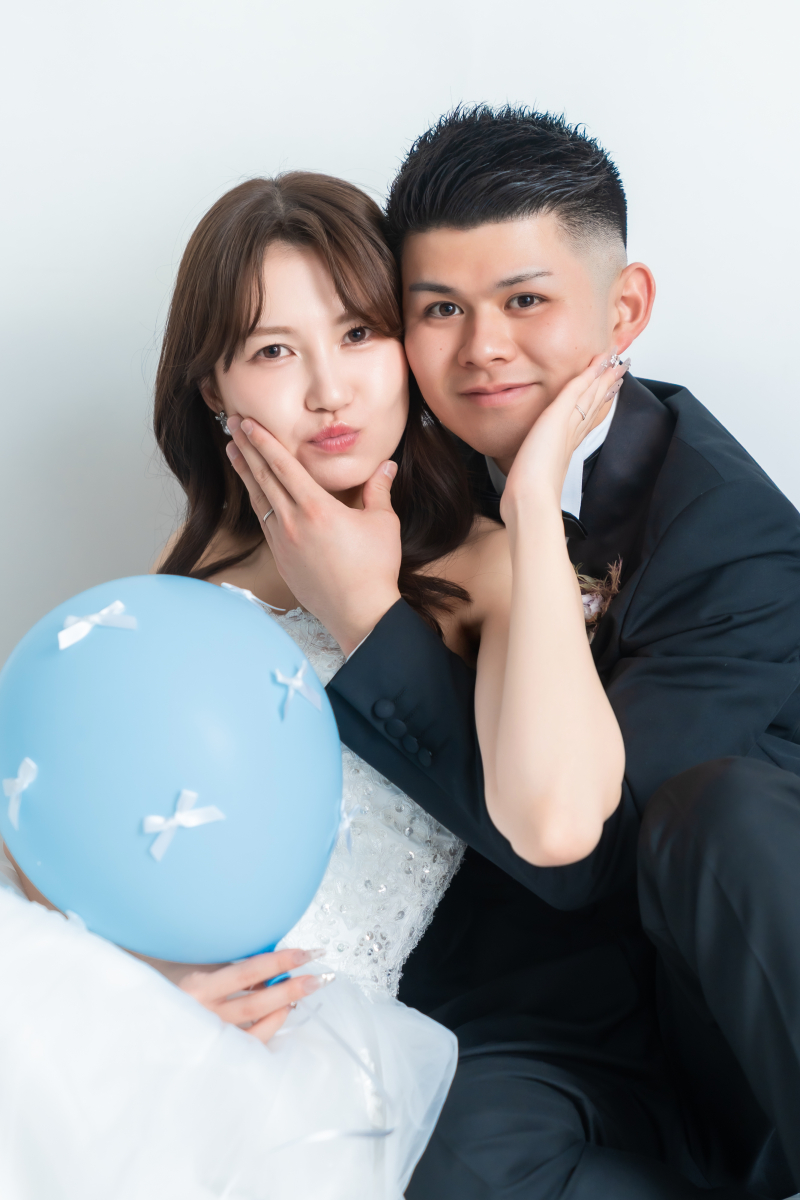 頬に手を添え合う愛らしい笑顔