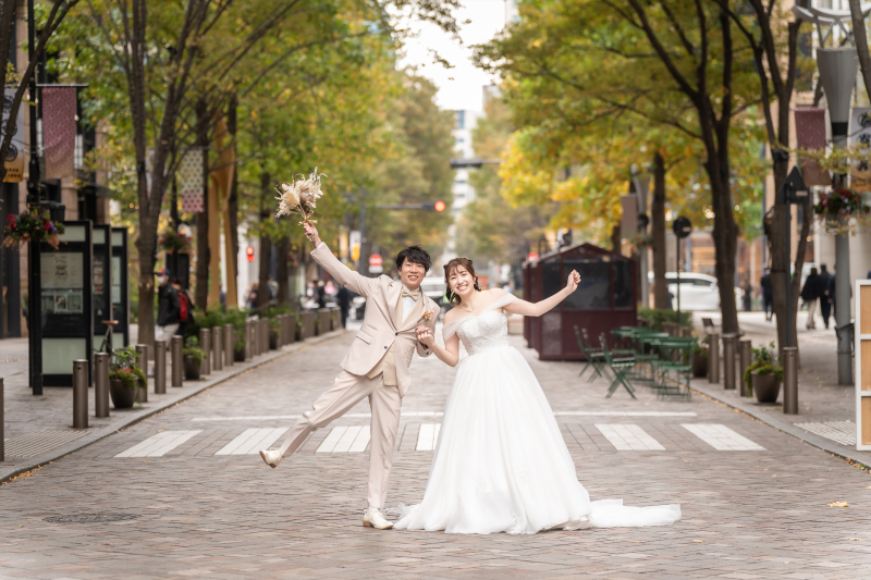 両手を広げドレスをはためかせる花嫁