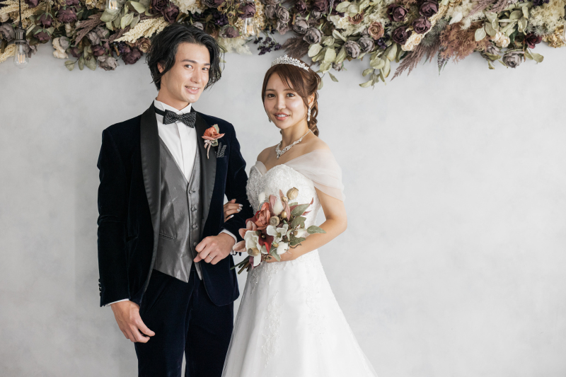 肩を寄せて自然に揃う距離感