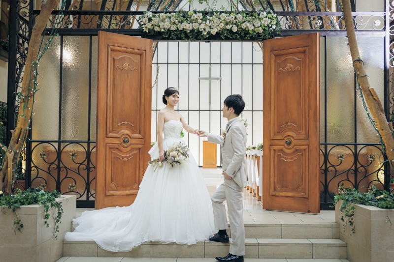 扉の前でエスコートされる可愛い一歩