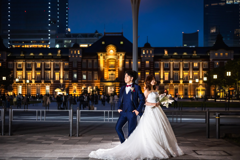 ライトアップされた東京駅舎の写真