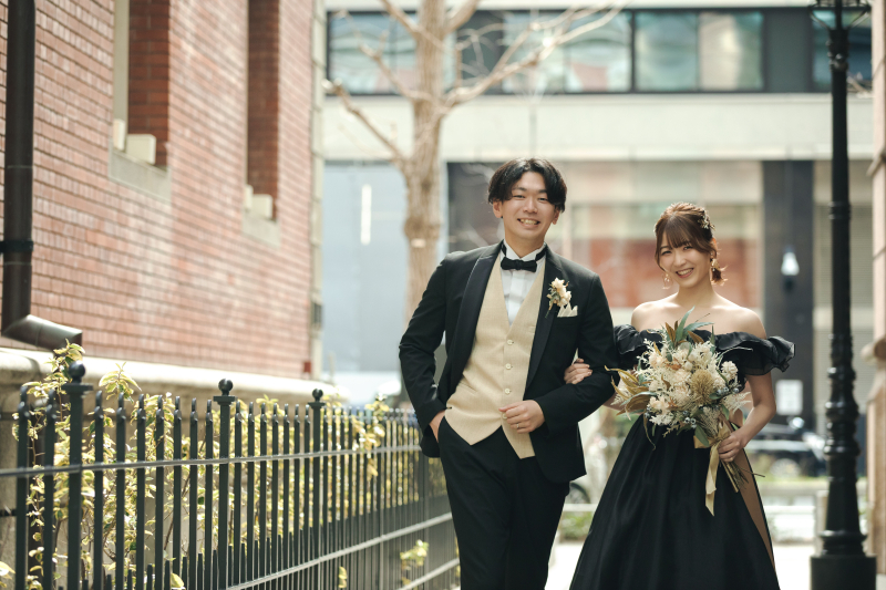 タキシードとドレスで並ぶ自然な笑顔