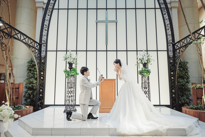 ひざまずく姿が生む可愛い距離感