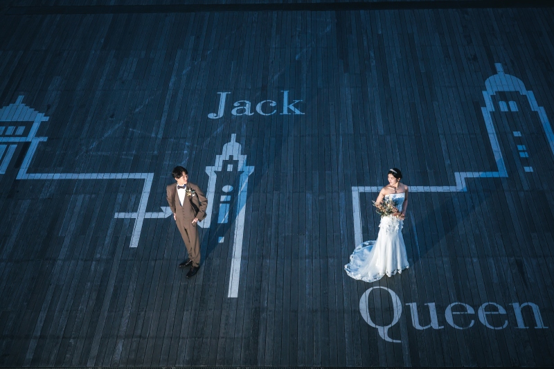 JackとQueenの床に立つ俯瞰のふたり