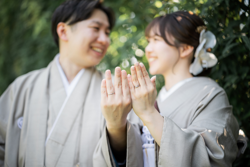 指輪を見つめて笑う