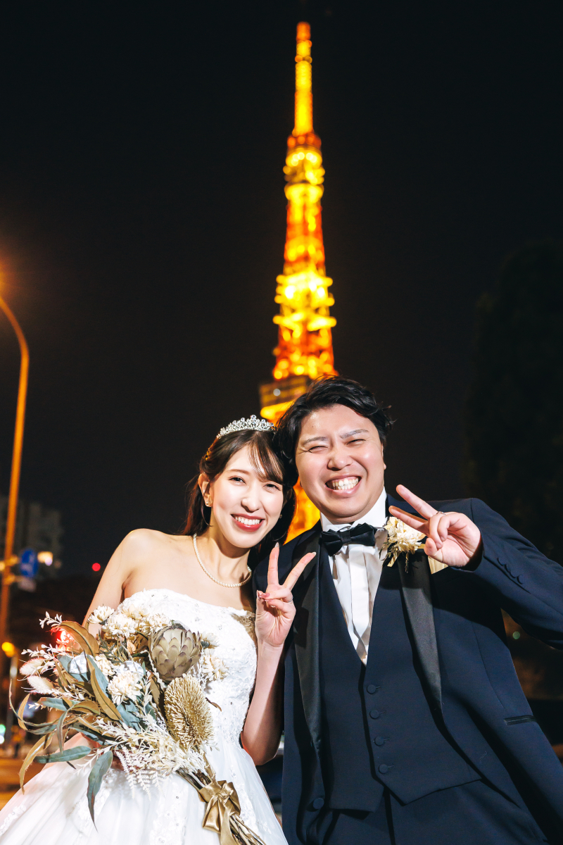 タワーの前でピースと満面の笑顔