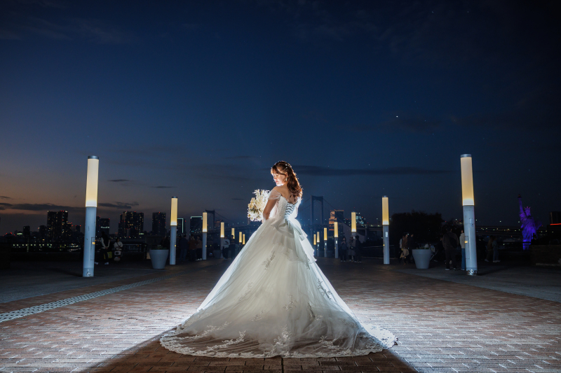 ライトを浴びて広がるドレスの存在感