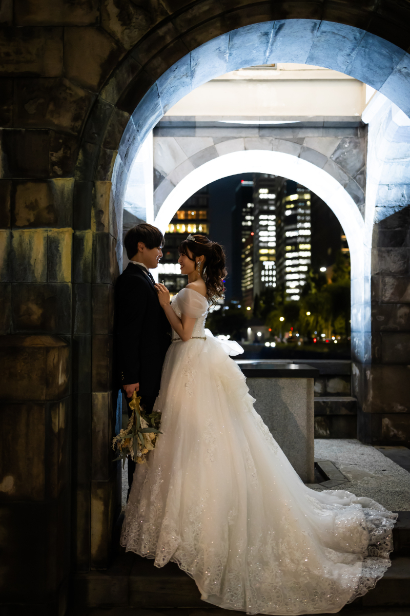 静かに向き合う新郎新婦様の距離感