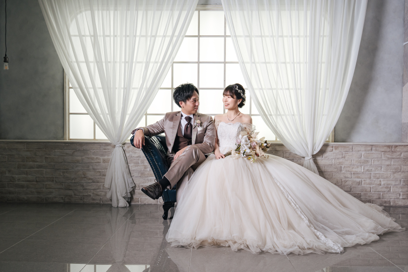 光が差し込む大きな窓