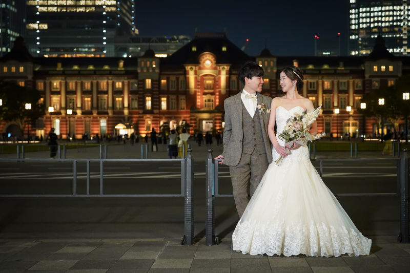 オレンジ色に輝く東京駅舎