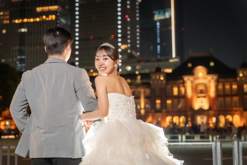 肩越しに振り返るはじける笑顔