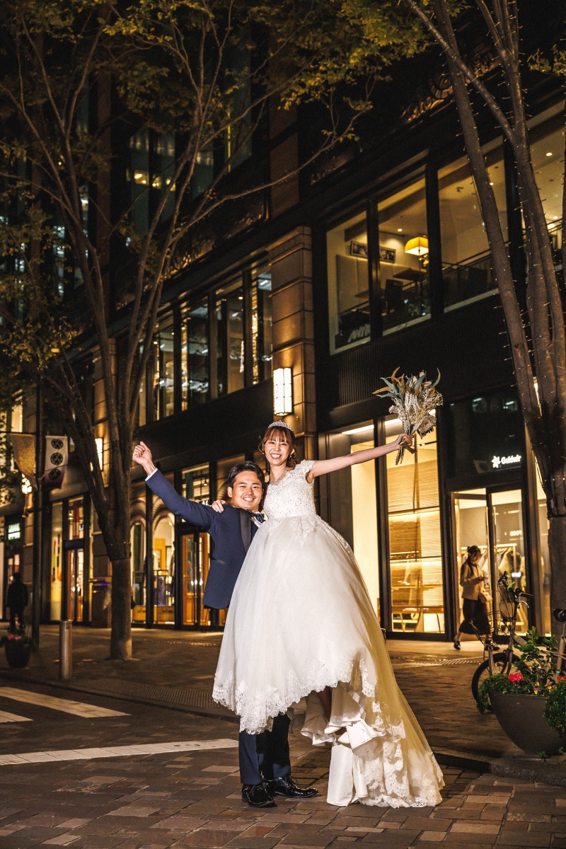 両腕を広げて持ち上げられる花嫁のよろこび