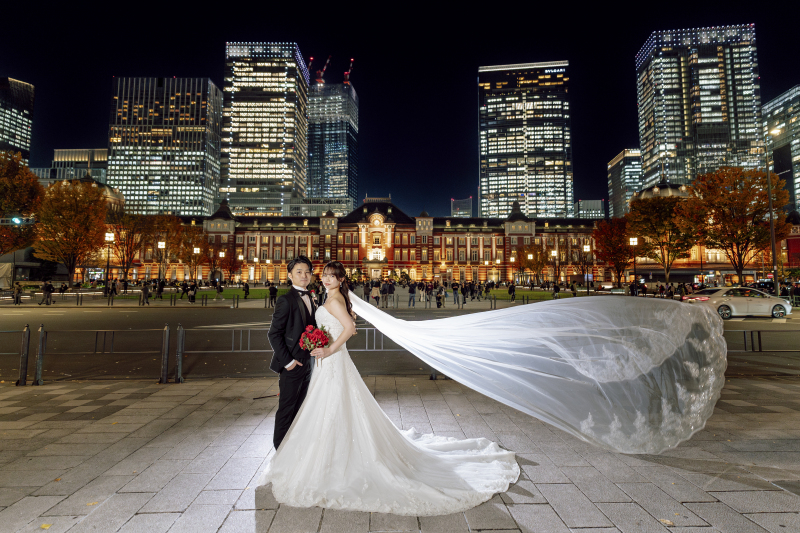 東京駅をバックに